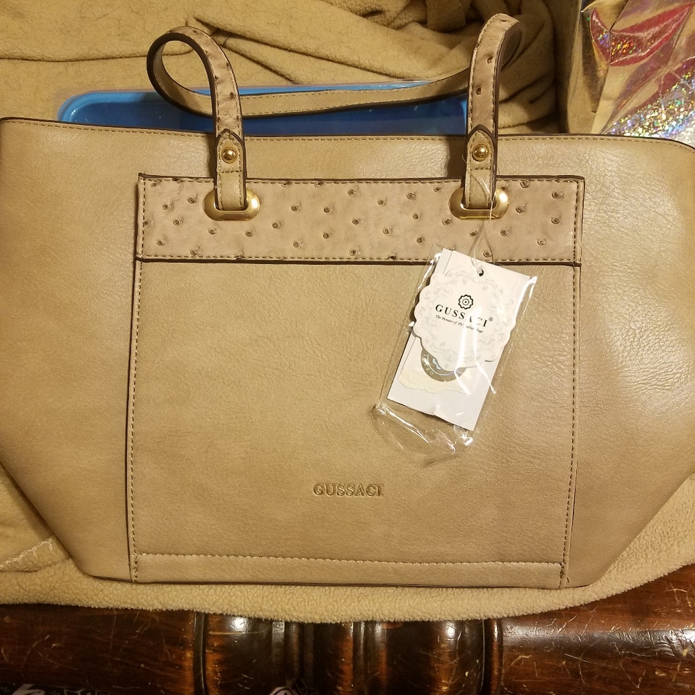 ❤️Host Pick ❤️ Gussaci purse/Tote color is beige/tanPlease go to